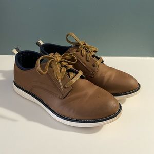 Cat & Jack boys Oxford - size 5 big kid